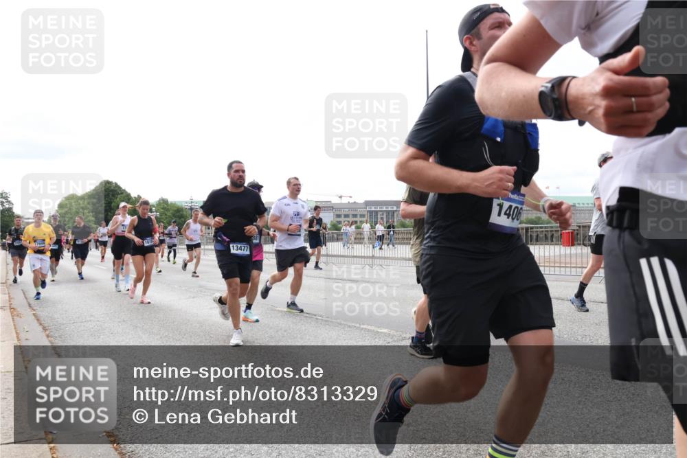 29.06.2025 - hella hamburg halbmarathon Lena Gebhardt http://msf.ph/oto/8313329 29.06.2025 10:22:10 Lombardsbrücke 13477, 1406, 1003, 1158, 1187, 1191, 1250, 1294, 1419, 1598, 1668, 1958, 1963, 2009, 2022, 2063, 2172, 2315, 2351, 2353, 2514, 2529, 2744, 3050, 3108, 3172, 3458, 3606, 3768, 3910, 3946, 3995, 4046, 4113, 4114, 4131, 4289, 4366, 4375, 4376, 4556, 4559, 4829, 4970, 5079, 5641, 5838, 6030, 6048, 6049, 6303, 6307, 6347, 6475, 6676, 6805, 6820, 6881, 6977, 7075, 7162, 7672, 7794, 8431, 8511, 8715, 8855, 8860, 8884, 8954, 8959, 9002, 9062 meine-sportfotos.de