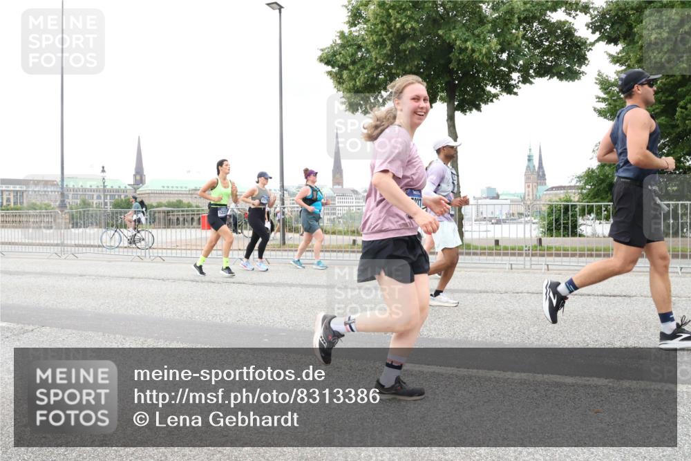 29.06.2025 - hella hamburg halbmarathon Lena Gebhardt http://msf.ph/oto/8313386 29.06.2025 10:56:39 Lombardsbrücke 1047, 1113, 2143, 2307, 2887, 2915, 2932, 2991, 3257, 3348, 3387, 3418, 3438, 3516, 3517, 3520, 3614, 3675, 3676, 3953, 3987, 4083, 4094, 4118, 4773, 5237, 5438, 5580, 5589, 5693, 5757, 5911, 5944, 6348, 6349, 6690, 7025, 7028, 7090, 7307, 7381, 7711, 8108, 8150, 8197, 8517, 8606, 8766, 8939, 8943, 9172, 9210, 9383, 9435, 9606, 9910, 9948, 9953, 10555, 10569, 10571, 10740, 10784 meine-sportfotos.de