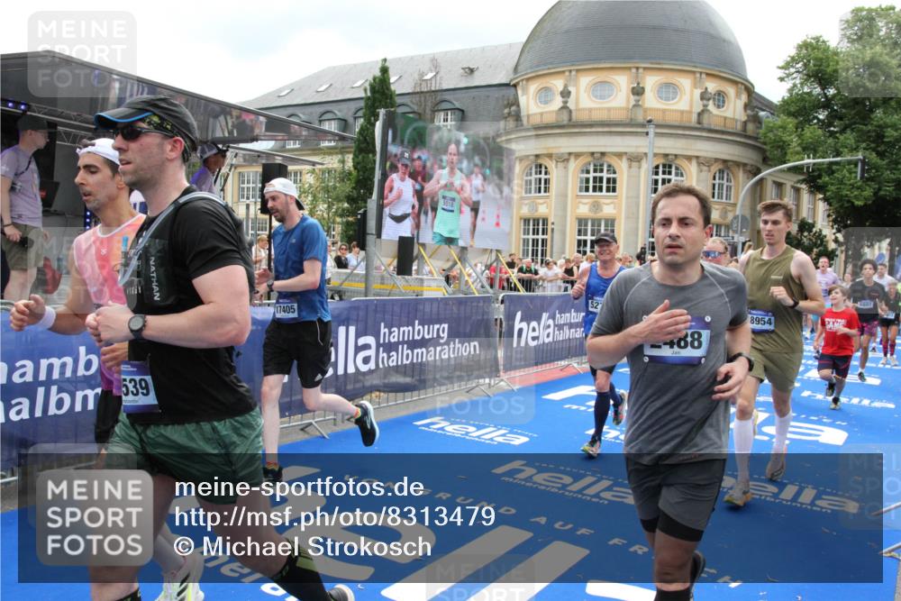 29.06.2025 - hella hamburg halbmarathon Michael Strokosch http://msf.ph/oto/8313479 29.06.2025 10:58:54 Ziel 2159, 2488, 2840, 3859, 4632, 4833, 5277, 5885, 6720, 8807, 9156, 9353, 10268, 10539, 10788, 12734, 14673, 14965, 17405, 17630, 17931, 18180, 18232, 18954 meine-sportfotos.de