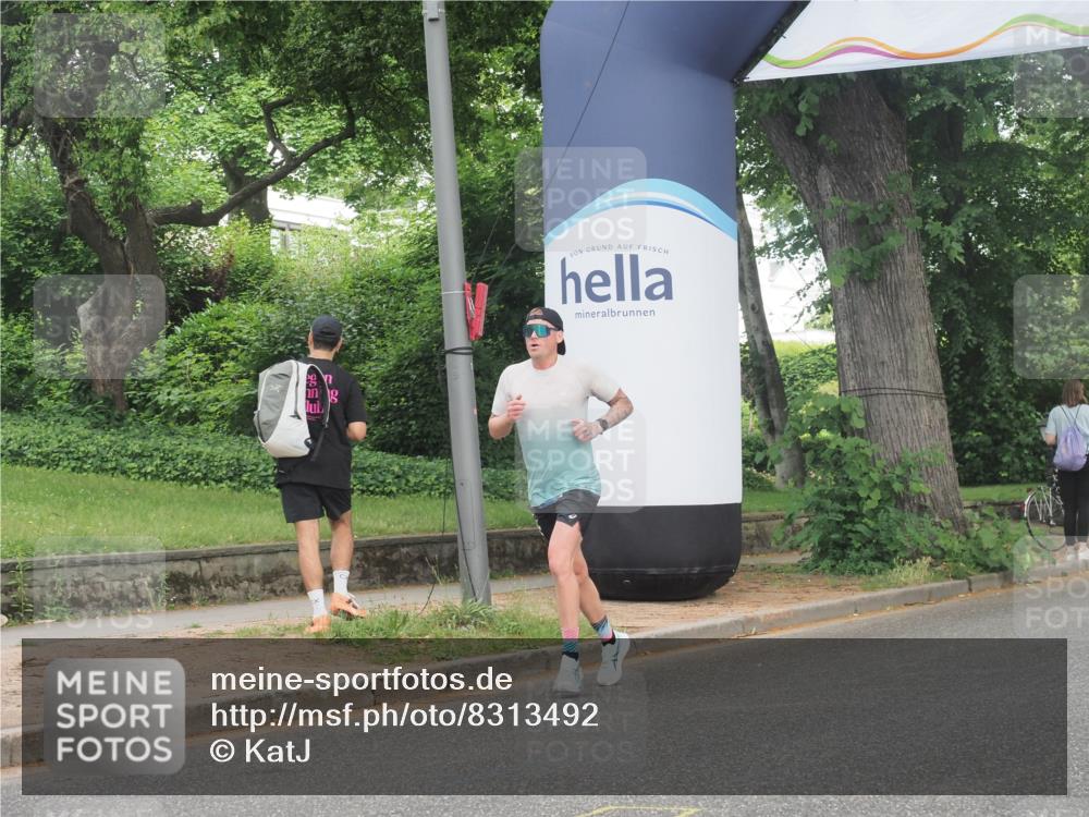 29.06.2025 - hella hamburg halbmarathon KatJ http://msf.ph/oto/8313492 29.06.2025 10:15:37 Zwischen KM18-KM19 1271 meine-sportfotos.de