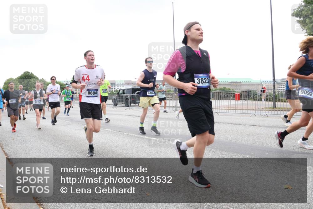 29.06.2025 - hella hamburg halbmarathon Lena Gebhardt http://msf.ph/oto/8313532 29.06.2025 10:47:03 Lombardsbrücke 13756, 13757, 44, 360, 8684, 8486, 3823, 9092, 1073, 1185, 1286, 1363, 1371, 1375, 1463, 1593, 1607, 1704, 1720, 1961, 1999, 2162, 2211, 2320, 2327, 2537, 2555, 2556, 2665, 2981, 3277, 3406, 3407, 3734, 3823, 4184, 4202, 4239, 4296, 4342, 4483, 4604, 4806, 4895, 5111, 5114, 5700, 5796, 5953, 6485, 6496, 6740, 6879, 7073, 7412, 7430, 7431, 7630, 7631, 7827, 8105, 8131, 8477, 8486, 8553, 8684, 8706, 8915, 8967, 9691, 14261, 16882, 16987 meine-sportfotos.de