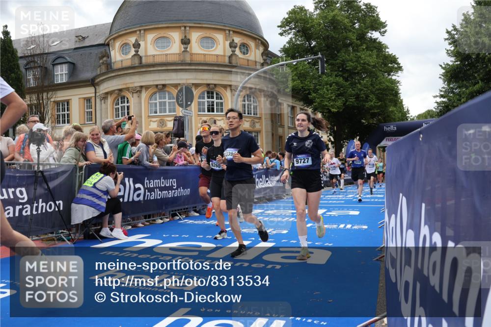 29.06.2025 - hella hamburg halbmarathon Strokosch-Dieckow http://msf.ph/oto/8313534 29.06.2025 10:57:27 Ziel 2236, 2652, 3435, 4502, 5015, 5134, 5457, 5458, 5728, 5926, 6272, 6281, 6302, 8393, 9727, 12144, 13245, 13394, 13664, 15695, 16093, 16830, 17160, 17758, 17828 meine-sportfotos.de
