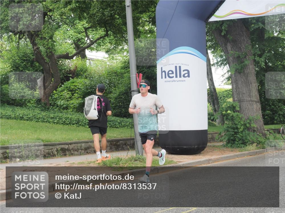 29.06.2025 - hella hamburg halbmarathon KatJ http://msf.ph/oto/8313537 29.06.2025 10:15:37 Zwischen KM18-KM19 1271 meine-sportfotos.de