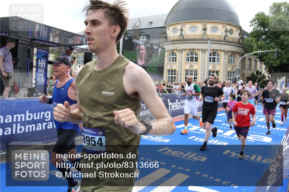 29.06.2025 - hella hamburg halbmarathon Michael Strokosch http://msf.ph/oto/8313666 29.06.2025 10:58:55 Ziel 2159, 2488, 2840, 3859, 4632, 4833, 5277, 5885, 6438, 6720, 8807, 9156, 9353, 10268, 10518, 10539, 10788, 10915, 12734, 14673, 14965, 17405, 17630, 17931, 18180, 18232, 18954 meine-sportfotos.de