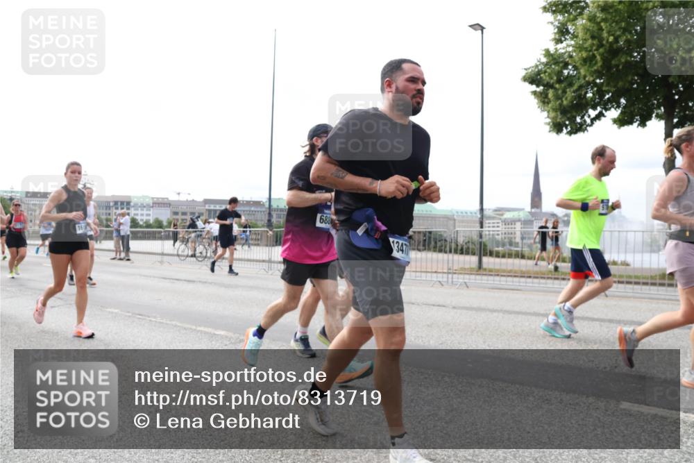 29.06.2025 - hella hamburg halbmarathon Lena Gebhardt http://msf.ph/oto/8313719 29.06.2025 10:22:11 Lombardsbrücke 1615, 688, 1347, 1003, 1158, 1187, 1191, 1250, 1294, 1419, 1598, 1668, 1958, 1963, 2009, 2022, 2063, 2172, 2315, 2351, 2353, 2514, 2529, 2744, 3050, 3108, 3172, 3457, 3458, 3606, 3768, 3910, 3946, 3995, 4046, 4113, 4114, 4131, 4289, 4366, 4556, 4559, 4829, 4970, 5079, 5641, 5838, 6030, 6048, 6049, 6303, 6307, 6347, 6475, 6676, 6805, 6820, 6881, 6977, 7075, 7162, 7672, 7794, 8431, 8511, 8715, 8855, 8860, 8884, 8954, 8959, 9002, 9062 meine-sportfotos.de