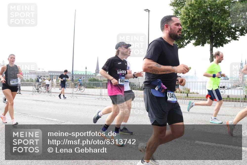 29.06.2025 - hella hamburg halbmarathon Lena Gebhardt http://msf.ph/oto/8313742 29.06.2025 10:22:11 Lombardsbrücke 16154, 688, 1347, 1003, 1158, 1187, 1191, 1250, 1294, 1419, 1598, 1668, 1958, 1963, 2009, 2022, 2063, 2172, 2315, 2351, 2353, 2514, 2529, 2744, 3050, 3108, 3172, 3457, 3458, 3606, 3768, 3910, 3946, 3995, 4046, 4113, 4114, 4131, 4289, 4366, 4556, 4559, 4829, 4970, 5079, 5641, 5838, 6030, 6048, 6049, 6303, 6307, 6347, 6475, 6676, 6805, 6820, 6881, 6977, 7075, 7162, 7672, 7794, 8431, 8511, 8715, 8855, 8860, 8884, 8954, 8959, 9002, 9062 meine-sportfotos.de
