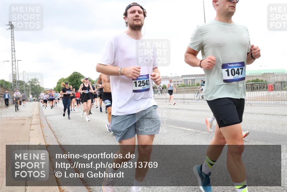 29.06.2025 - hella hamburg halbmarathon Lena Gebhardt http://msf.ph/oto/8313769 29.06.2025 10:56:40 Lombardsbrücke 6034, 12543, 1047, 1047, 1113, 1207, 2143, 2307, 2887, 2915, 2932, 2991, 3257, 3348, 3387, 3418, 3438, 3516, 3517, 3520, 3614, 3675, 3676, 3953, 3987, 4083, 4094, 4118, 4773, 5237, 5438, 5589, 5693, 5757, 5911, 5944, 6284, 6348, 6349, 6690, 7025, 7028, 7090, 7307, 7381, 7416, 7417, 7711, 8108, 8150, 8197, 8517, 8606, 8766, 8939, 8943, 9172, 9210, 9383, 9606, 9910, 9948, 9953, 10555, 10569, 10571, 10740, 10784 meine-sportfotos.de