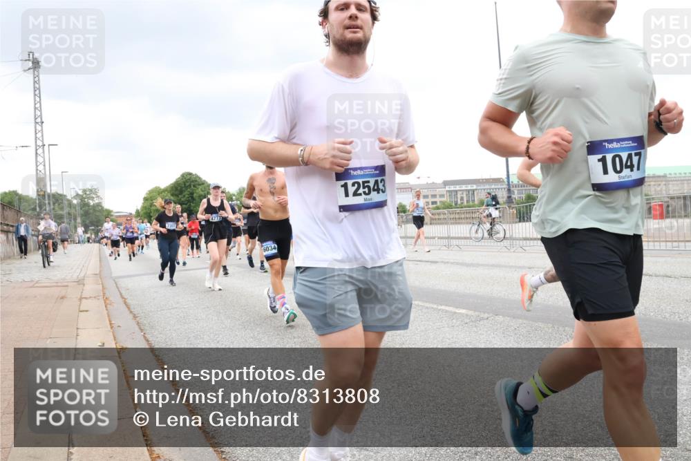 29.06.2025 - hella hamburg halbmarathon Lena Gebhardt http://msf.ph/oto/8313808 29.06.2025 10:56:40 Lombardsbrücke 4773, 6034, 12543, 1047, 1047, 1113, 1207, 2143, 2307, 2887, 2915, 2932, 2991, 3257, 3348, 3387, 3418, 3438, 3516, 3517, 3520, 3614, 3675, 3676, 3953, 3987, 4083, 4094, 4118, 4773, 5237, 5438, 5589, 5693, 5757, 5911, 5944, 6284, 6348, 6349, 6690, 7025, 7028, 7090, 7307, 7381, 7416, 7417, 7711, 8108, 8150, 8197, 8517, 8606, 8766, 8939, 8943, 9172, 9210, 9383, 9606, 9910, 9948, 9953, 10555, 10569, 10571, 10740, 10784 meine-sportfotos.de