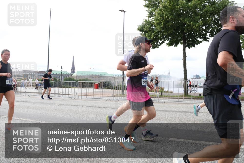 29.06.2025 - hella hamburg halbmarathon Lena Gebhardt http://msf.ph/oto/8313847 29.06.2025 10:22:11 Lombardsbrücke 1615, 688, 1003, 1158, 1187, 1191, 1250, 1294, 1419, 1598, 1668, 1958, 1963, 2009, 2022, 2063, 2172, 2315, 2351, 2353, 2514, 2529, 2744, 3050, 3108, 3172, 3457, 3458, 3606, 3768, 3910, 3946, 3995, 4046, 4113, 4114, 4131, 4289, 4366, 4556, 4559, 4829, 4970, 5079, 5641, 5838, 6030, 6048, 6049, 6303, 6307, 6347, 6475, 6676, 6805, 6820, 6881, 6977, 7075, 7162, 7672, 7794, 8431, 8511, 8715, 8855, 8860, 8884, 8954, 8959, 9002, 9062 meine-sportfotos.de