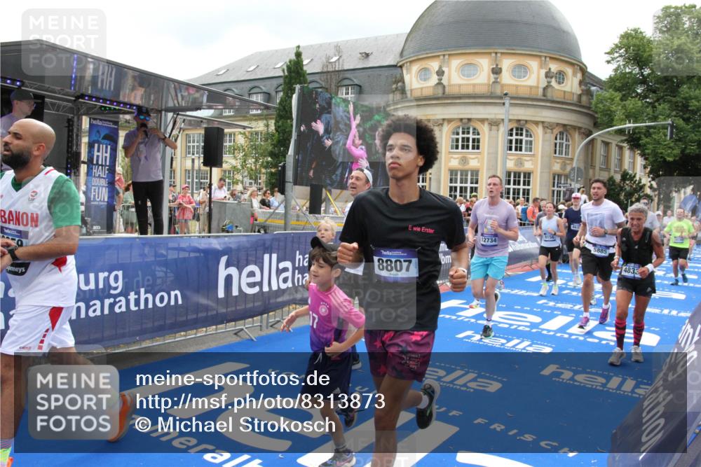 29.06.2025 - hella hamburg halbmarathon Michael Strokosch http://msf.ph/oto/8313873 29.06.2025 10:58:57 Ziel 2159, 3859, 4632, 4833, 5277, 5885, 6438, 8807, 9156, 9353, 10268, 10518, 10788, 10915, 12734, 12735, 13654, 14673, 17405, 17810, 17931, 18180, 18232, 18833, 18954, 19002, 19003 meine-sportfotos.de