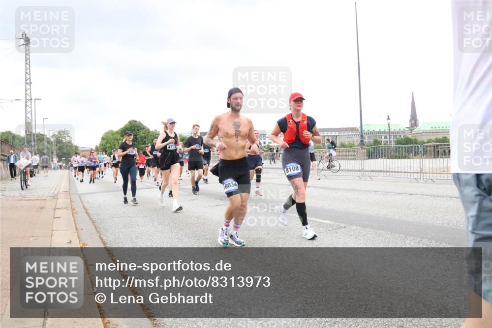 29.06.2025 - hella hamburg halbmarathon Lena Gebhardt http://msf.ph/oto/8313973 29.06.2025 10:56:41 Lombardsbrücke 8108, 1047, 1113, 1207, 2143, 2307, 2887, 2915, 2932, 2991, 3257, 3348, 3387, 3418, 3438, 3516, 3517, 3520, 3614, 3675, 3676, 3953, 3987, 4083, 4094, 4118, 4773, 5237, 5438, 5589, 5693, 5757, 5911, 5944, 6284, 6348, 6349, 6690, 7025, 7028, 7090, 7307, 7381, 7416, 7417, 7711, 8108, 8150, 8197, 8517, 8606, 8766, 8939, 8943, 9172, 9210, 9383, 9910, 9948, 9953, 10555, 10569, 10571, 10740, 10784 meine-sportfotos.de