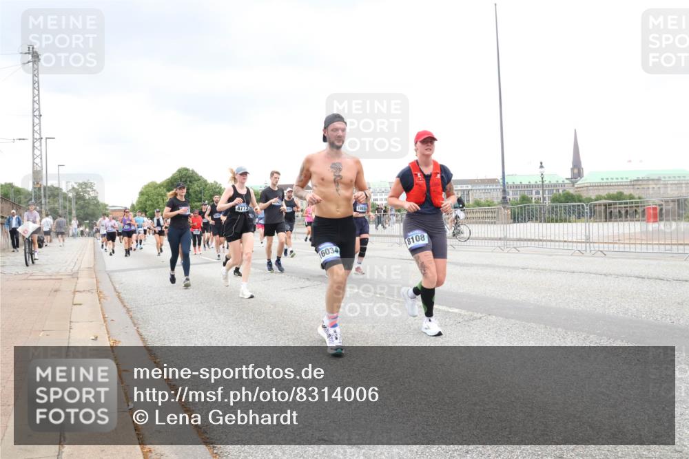29.06.2025 - hella hamburg halbmarathon Lena Gebhardt http://msf.ph/oto/8314006 29.06.2025 10:56:41 Lombardsbrücke 4773, 16034, 8108, 1047, 1113, 1207, 2143, 2307, 2887, 2915, 2932, 2991, 3257, 3348, 3387, 3418, 3438, 3516, 3517, 3520, 3614, 3675, 3676, 3953, 3987, 4083, 4094, 4118, 4773, 5237, 5438, 5589, 5693, 5757, 5911, 5944, 6284, 6348, 6349, 6690, 7025, 7028, 7090, 7307, 7381, 7416, 7417, 7711, 8108, 8150, 8197, 8517, 8606, 8766, 8939, 8943, 9172, 9210, 9383, 9910, 9948, 9953, 10555, 10569, 10571, 10740, 10784 meine-sportfotos.de