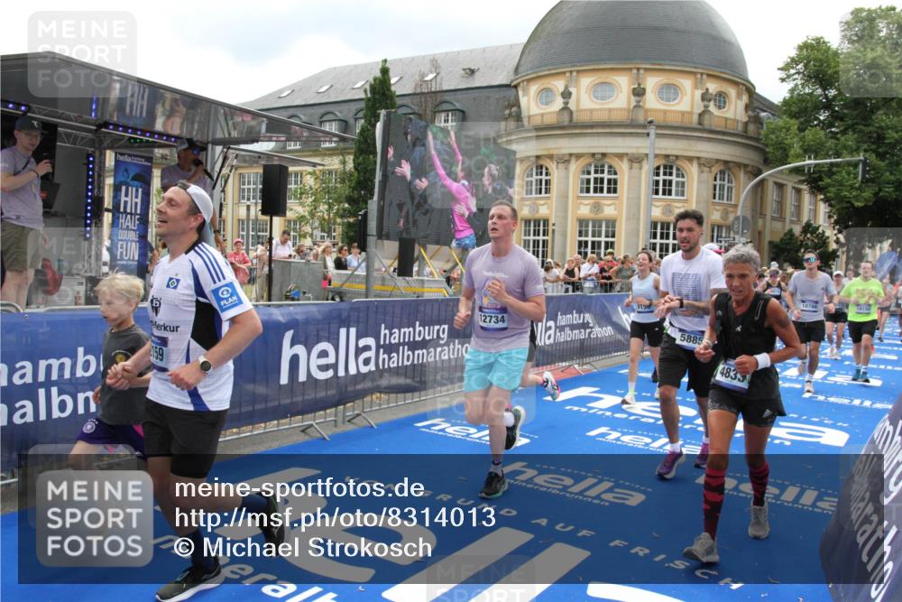 29.06.2025 - hella hamburg halbmarathon Michael Strokosch http://msf.ph/oto/8314013 29.06.2025 10:58:58 Ziel 2159, 3859, 4632, 4833, 5885, 6438, 6860, 7223, 8807, 9156, 9353, 10268, 10518, 10788, 10915, 12734, 12735, 13654, 14673, 17531, 17810, 17931, 18180, 18833, 19002, 19003 meine-sportfotos.de