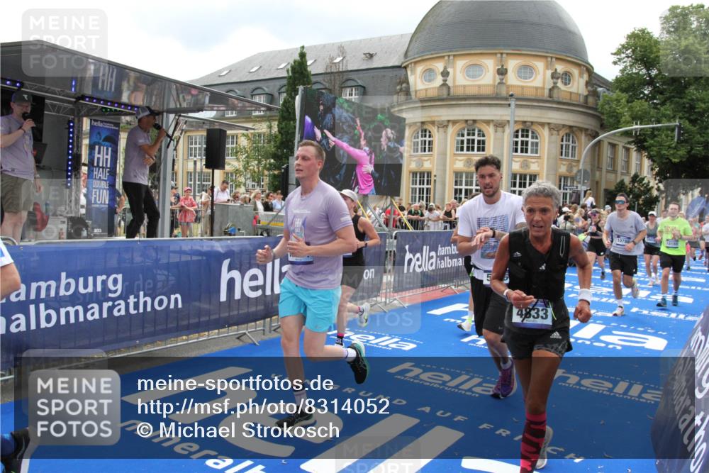29.06.2025 - hella hamburg halbmarathon Michael Strokosch http://msf.ph/oto/8314052 29.06.2025 10:58:58 Ziel 2159, 3859, 4632, 4833, 5885, 6438, 6860, 7223, 8807, 9156, 9353, 10268, 10518, 10788, 10915, 12734, 12735, 13654, 14673, 17531, 17810, 17931, 18180, 18833, 19002, 19003 meine-sportfotos.de