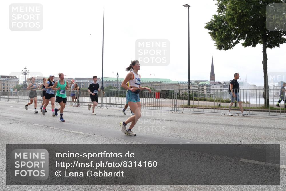 29.06.2025 - hella hamburg halbmarathon Lena Gebhardt http://msf.ph/oto/8314160 29.06.2025 10:37:23 Lombardsbrücke 45004, 594, 5146, 1276, 1022, 1276, 1337, 1339, 1488, 1490, 1597, 1819, 2016, 2031, 2072, 2104, 2199, 2272, 2480, 2486, 2640, 3127, 3165, 3633, 3714, 4097, 4347, 4733, 5146, 5171, 5186, 5224, 5538, 5560, 5640, 5786, 5790, 5875, 5940, 6172, 6584, 6804, 6821, 6955, 7085, 7124, 7202, 7235, 7544, 7707, 7777, 7823, 8007, 8257, 8258, 8315, 8758, 8811, 8843, 9054, 9055, 9524, 10506, 12123, 12472, 12824, 16680, 17798 meine-sportfotos.de