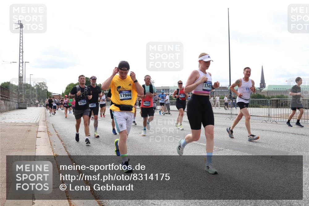 29.06.2025 - hella hamburg halbmarathon Lena Gebhardt http://msf.ph/oto/8314175 29.06.2025 10:22:13 Lombardsbrücke 3768, 18661, 17944, 16920, 3172, 17416, 1003, 1158, 1187, 1191, 1250, 1294, 1419, 1598, 1958, 1963, 2009, 2022, 2063, 2172, 2315, 2351, 2353, 2514, 2529, 2744, 3050, 3108, 3172, 3457, 3458, 3511, 3606, 3768, 3910, 3946, 3995, 4046, 4113, 4114, 4131, 4289, 4366, 4556, 4559, 4829, 4969, 4970, 5079, 5641, 5838, 6030, 6048, 6049, 6303, 6307, 6347, 6475, 6676, 6805, 6820, 6826, 6881, 6977, 7075, 7097, 7162, 7672, 7794, 8431, 8511, 8715, 8855, 8860, 8884, 8954, 8959, 9002, 9062 meine-sportfotos.de