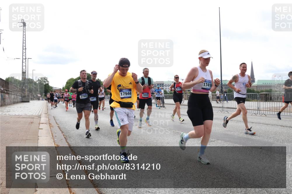 29.06.2025 - hella hamburg halbmarathon Lena Gebhardt http://msf.ph/oto/8314210 29.06.2025 10:22:13 Lombardsbrücke 3768, 18661, 17944, 16920, 3172, 17416, 1003, 1158, 1187, 1191, 1250, 1294, 1419, 1598, 1958, 1963, 2009, 2022, 2063, 2172, 2315, 2351, 2353, 2514, 2529, 2744, 3050, 3108, 3172, 3457, 3458, 3511, 3606, 3768, 3910, 3946, 3995, 4046, 4113, 4114, 4131, 4289, 4366, 4556, 4559, 4829, 4969, 4970, 5079, 5641, 5838, 6030, 6048, 6049, 6303, 6307, 6347, 6475, 6676, 6805, 6820, 6826, 6881, 6977, 7075, 7097, 7162, 7672, 7794, 8431, 8511, 8715, 8855, 8860, 8884, 8954, 8959, 9002, 9062 meine-sportfotos.de