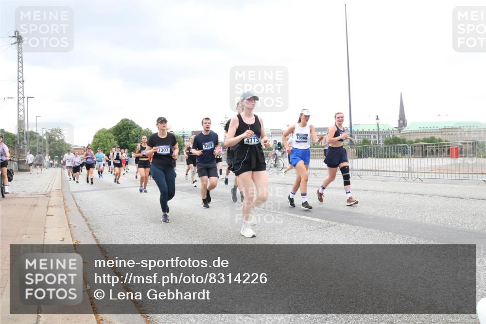 29.06.2025 - hella hamburg halbmarathon Lena Gebhardt http://msf.ph/oto/8314226 29.06.2025 10:56:42 Lombardsbrücke 7307, 2307, 4773, 10569, 1047, 1113, 1207, 2143, 2307, 2887, 2915, 2932, 2991, 3257, 3348, 3387, 3418, 3438, 3516, 3517, 3520, 3614, 3675, 3676, 3953, 3987, 4083, 4094, 4118, 4773, 5237, 5438, 5589, 5693, 5757, 5911, 5944, 6284, 6348, 6349, 6690, 7090, 7307, 7381, 7416, 7417, 7711, 8108, 8150, 8197, 8517, 8606, 8766, 8939, 8943, 9172, 9210, 9383, 9910, 9948, 9953, 10555, 10569, 10571, 10740, 10784 meine-sportfotos.de