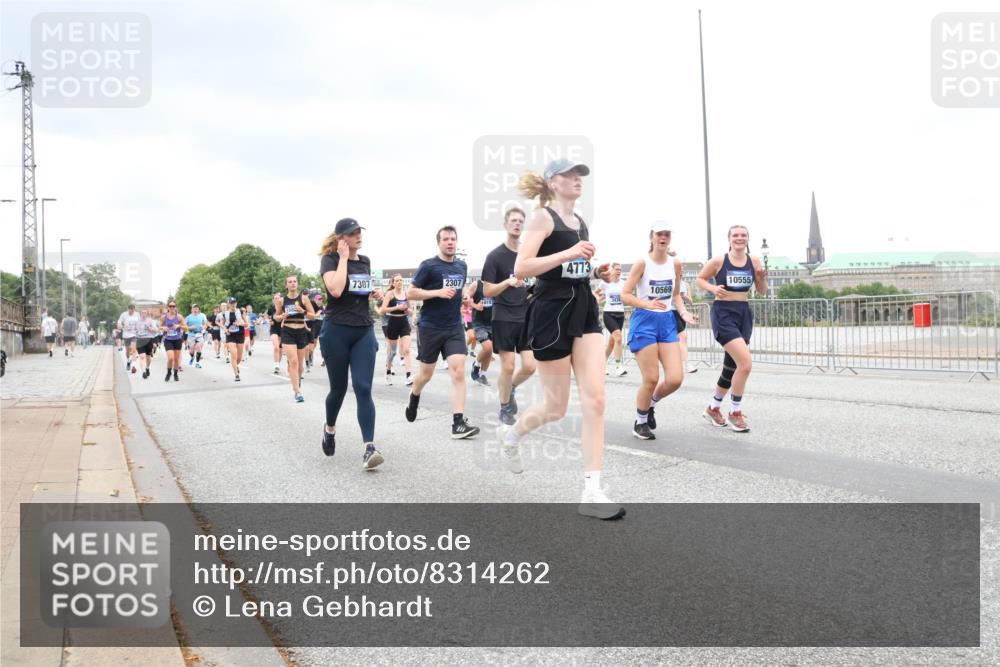 29.06.2025 - hella hamburg halbmarathon Lena Gebhardt http://msf.ph/oto/8314262 29.06.2025 10:56:42 Lombardsbrücke 7307, 2307, 4773, 3436, 10569, 10555, 1047, 1113, 1207, 2143, 2307, 2887, 2915, 2932, 2991, 3257, 3348, 3387, 3418, 3438, 3516, 3517, 3520, 3614, 3675, 3676, 3953, 3987, 4083, 4094, 4118, 4773, 5237, 5438, 5589, 5693, 5757, 5911, 5944, 6284, 6348, 6349, 6690, 7090, 7307, 7381, 7416, 7417, 7711, 8108, 8150, 8197, 8517, 8606, 8766, 8939, 8943, 9172, 9210, 9383, 9910, 9948, 9953, 10555, 10569, 10571, 10740, 10784 meine-sportfotos.de