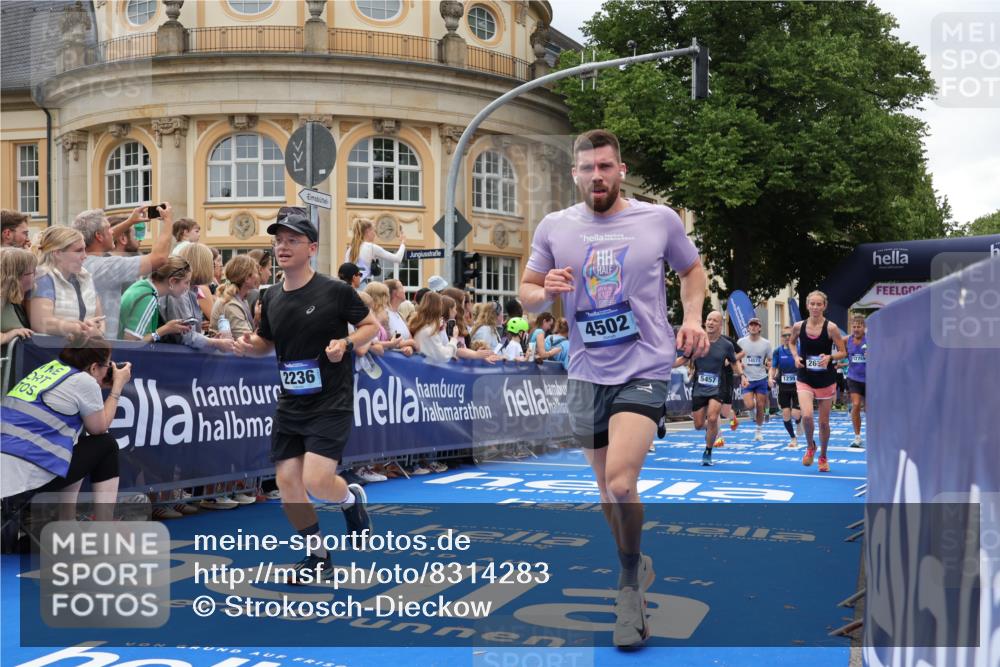 29.06.2025 - hella hamburg halbmarathon Strokosch-Dieckow http://msf.ph/oto/8314283 29.06.2025 10:57:35 Ziel 1239, 1715, 1719, 2236, 2606, 2652, 4502, 5015, 5134, 5457, 5458, 5728, 10133, 12144, 12774, 13245, 13523, 14571, 14951, 15217, 15220, 17455, 17769, 17814, 18388, 18985 meine-sportfotos.de