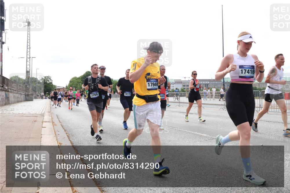29.06.2025 - hella hamburg halbmarathon Lena Gebhardt http://msf.ph/oto/8314290 29.06.2025 10:22:13 Lombardsbrücke 3768, 51, 18172, 17944, 6920, 17416, 1003, 1158, 1187, 1191, 1250, 1294, 1419, 1598, 1958, 1963, 2009, 2022, 2063, 2172, 2315, 2351, 2353, 2514, 2529, 2744, 3050, 3108, 3172, 3457, 3458, 3511, 3606, 3768, 3910, 3946, 3995, 4046, 4113, 4114, 4131, 4289, 4366, 4556, 4559, 4829, 4969, 4970, 5079, 5641, 5838, 6030, 6048, 6049, 6303, 6307, 6347, 6475, 6676, 6805, 6820, 6826, 6881, 6977, 7075, 7097, 7162, 7672, 7794, 8431, 8511, 8715, 8855, 8860, 8884, 8954, 8959, 9002, 9062 meine-sportfotos.de