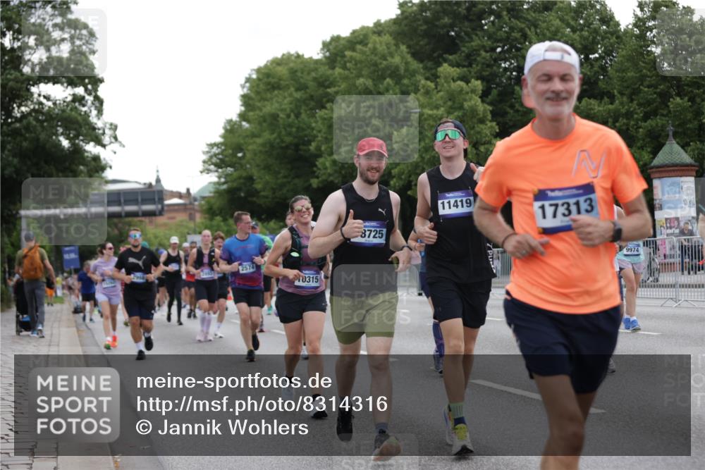 29.06.2025 - hella hamburg halbmarathon Jannik Wohlers http://msf.ph/oto/8314316 29.06.2025 10:38:44 Lombardsbrücke 1760, 2092, 2524, 2534, 2571, 2574, 2843, 2893, 2998, 3727, 3745, 4410, 4523, 4659, 4882, 6062, 6112, 6611, 7341, 7506, 7589, 7815, 8243, 8457, 8783, 9420, 9446, 9974, 9977, 10001, 10072, 10315, 10516, 10696, 11201, 11313, 11533, 12090, 12092, 12391, 12410, 12745, 13060, 13922, 14856, 14871, 14956, 15262, 15765, 16335, 16388, 16841, 16883, 17313, 17368, 17536 meine-sportfotos.de