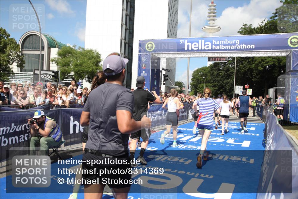 29.06.2025 - hella hamburg halbmarathon Michael Strokosch http://msf.ph/oto/8314369 29.06.2025 11:35:51 Ziel 1189, 1352, 1597, 1883, 4650, 7707, 7849, 8530, 8881, 9438, 10071, 13165, 13492, 15972, 16885, 16937, 17349, 17798, 18792 meine-sportfotos.de