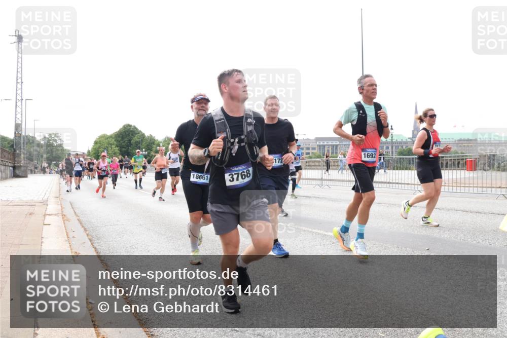 29.06.2025 - hella hamburg halbmarathon Lena Gebhardt http://msf.ph/oto/8314461 29.06.2025 10:22:14 Lombardsbrücke 18661, 3768, 172, 1692, 1003, 1158, 1187, 1191, 1250, 1294, 1419, 1598, 1958, 1963, 2009, 2022, 2063, 2172, 2315, 2351, 2353, 2514, 2529, 2744, 3050, 3108, 3172, 3457, 3458, 3511, 3606, 3768, 3910, 3946, 3995, 4046, 4113, 4114, 4131, 4289, 4366, 4556, 4559, 4829, 4969, 4970, 5079, 5641, 5838, 6030, 6048, 6049, 6303, 6307, 6347, 6676, 6805, 6820, 6826, 6881, 6977, 7075, 7097, 7162, 7672, 7794, 8431, 8511, 8855, 8860, 8884, 8954, 8959, 9002, 9062 meine-sportfotos.de