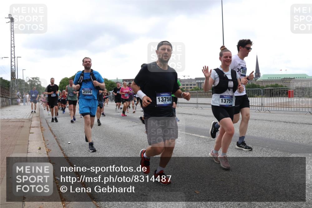 29.06.2025 - hella hamburg halbmarathon Lena Gebhardt http://msf.ph/oto/8314487 29.06.2025 10:47:06 Lombardsbrücke 7412, 11618, 2556, 13756, 13757, 5953, 1073, 1185, 1286, 1363, 1371, 1375, 1463, 1523, 1593, 1607, 1704, 1720, 1961, 1999, 2162, 2211, 2320, 2327, 2537, 2555, 2556, 2665, 2981, 3277, 3406, 3407, 3734, 3823, 4184, 4202, 4239, 4296, 4325, 4342, 4483, 4806, 4895, 5111, 5114, 5700, 5796, 5953, 6485, 6496, 6740, 6879, 6995, 7073, 7412, 7430, 7431, 7630, 7631, 7827, 8105, 8131, 8477, 8486, 8553, 8684, 8706, 8915, 8953, 8967, 9018, 16987 meine-sportfotos.de