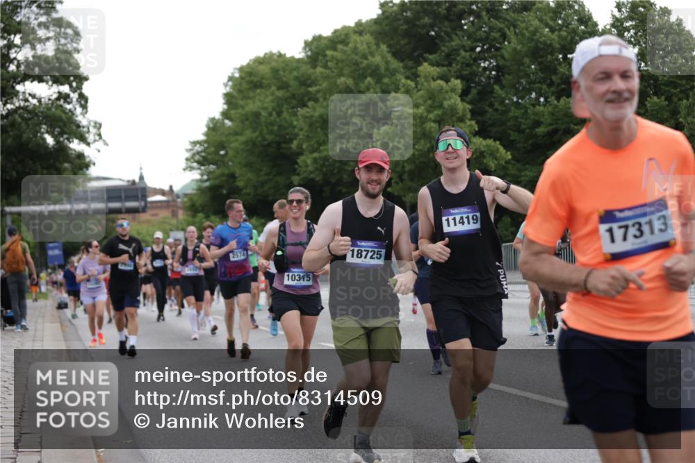 29.06.2025 - hella hamburg halbmarathon Jannik Wohlers http://msf.ph/oto/8314509 29.06.2025 10:38:45 Lombardsbrücke 1760, 2092, 2524, 2534, 2571, 2574, 2843, 2893, 2998, 3727, 3745, 4410, 4523, 4659, 4882, 6062, 6112, 6611, 7341, 7506, 7589, 7815, 8243, 8457, 8783, 9420, 9446, 9974, 9977, 10001, 10072, 10315, 10516, 10696, 11201, 11313, 11533, 12090, 12092, 12391, 12410, 12745, 13060, 13922, 14856, 14871, 14956, 15112, 15262, 15765, 16335, 16382, 16388, 16841, 16869, 16883, 16884, 17313, 17368, 17536 meine-sportfotos.de