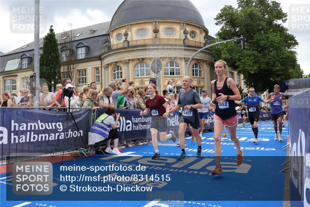 29.06.2025 - hella hamburg halbmarathon Strokosch-Dieckow http://msf.ph/oto/8314515 29.06.2025 10:57:37 Ziel 1239, 1715, 1719, 2236, 2606, 2652, 4502, 5015, 5134, 5457, 5458, 5728, 7833, 10133, 12774, 13245, 13523, 14571, 14951, 15217, 15220, 16418, 17201, 17455, 17769, 17814, 18388, 18508, 18985 meine-sportfotos.de