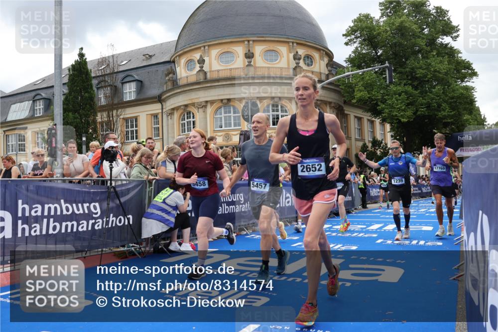 29.06.2025 - hella hamburg halbmarathon Strokosch-Dieckow http://msf.ph/oto/8314574 29.06.2025 10:57:37 Ziel 1239, 1715, 1719, 2236, 2606, 2652, 4502, 5015, 5134, 5457, 5458, 5728, 7833, 10133, 12774, 13245, 13523, 14571, 14951, 15217, 15220, 16418, 17201, 17455, 17769, 17814, 18388, 18508, 18985 meine-sportfotos.de