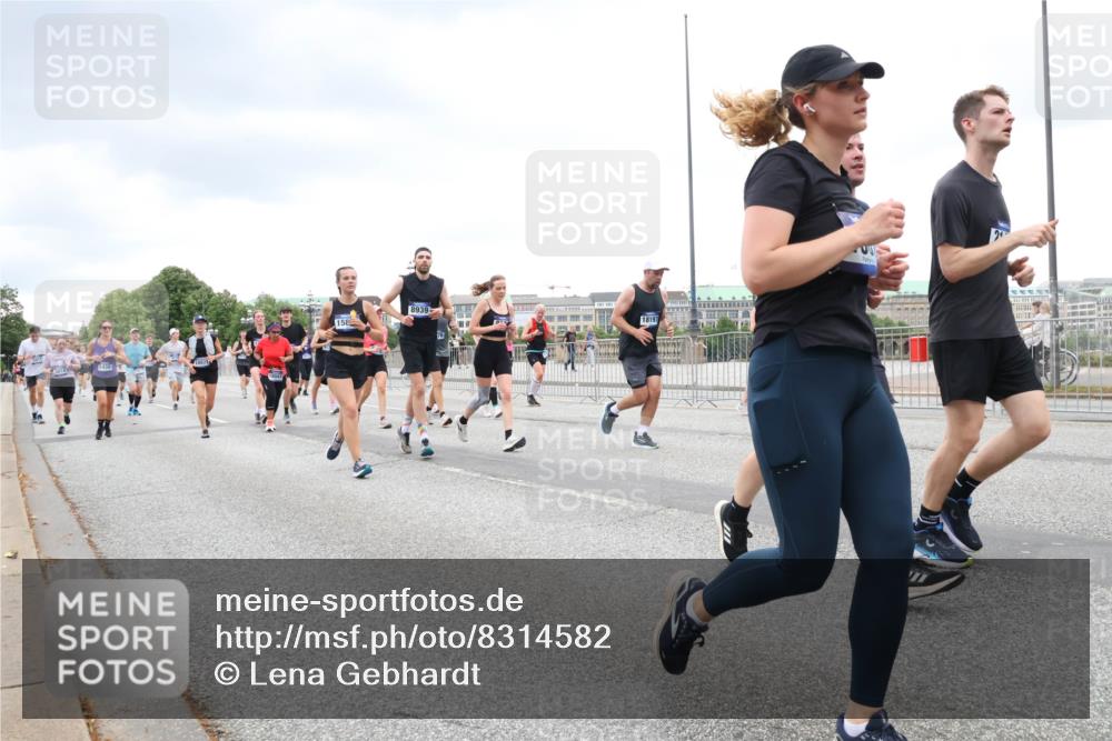 29.06.2025 - hella hamburg halbmarathon Lena Gebhardt http://msf.ph/oto/8314582 29.06.2025 10:56:44 Lombardsbrücke 5438, 158, 8939, 18197, 1047, 1113, 1207, 2143, 2307, 2887, 2915, 2932, 2991, 3348, 3387, 3418, 3438, 3485, 3516, 3517, 3520, 3614, 3675, 3676, 3953, 3987, 4083, 4094, 4118, 4568, 4569, 4773, 5237, 5438, 5589, 5693, 5757, 5911, 5944, 6284, 6348, 6349, 6690, 7090, 7307, 7381, 7416, 7417, 7711, 7964, 8108, 8150, 8197, 8517, 8606, 8766, 8939, 8943, 9172, 9210, 9383, 9910, 9948, 9953, 10555, 10569, 10571 meine-sportfotos.de