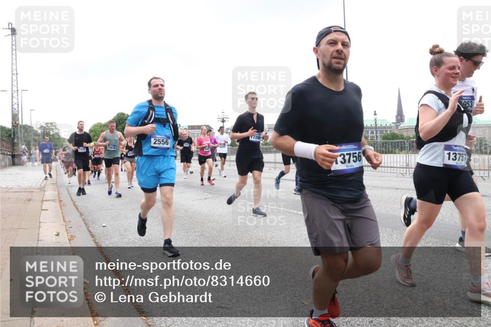 29.06.2025 - hella hamburg halbmarathon Lena Gebhardt http://msf.ph/oto/8314660 29.06.2025 10:47:06 Lombardsbrücke 2556, 7412, 11618, 7073, 953, 7288, 3756, 13757, 1073, 1185, 1286, 1363, 1371, 1375, 1463, 1523, 1593, 1607, 1704, 1720, 1961, 1999, 2162, 2211, 2320, 2327, 2537, 2555, 2556, 2665, 2981, 3277, 3406, 3407, 3734, 3823, 4184, 4202, 4239, 4296, 4325, 4342, 4483, 4806, 4895, 5111, 5114, 5700, 5796, 5953, 6485, 6496, 6740, 6879, 6995, 7073, 7412, 7430, 7431, 7630, 7631, 7827, 8105, 8131, 8477, 8486, 8553, 8684, 8706, 8915, 8953, 8967, 9018, 16987 meine-sportfotos.de