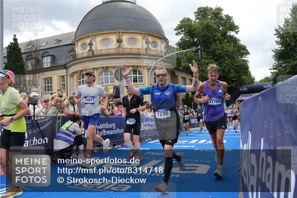 29.06.2025 - hella hamburg halbmarathon Strokosch-Dieckow http://msf.ph/oto/8314718 29.06.2025 10:57:38 Ziel 1239, 1715, 1719, 1972, 2236, 2606, 2652, 4502, 5015, 5134, 5457, 5458, 5728, 7833, 10133, 12440, 12774, 13523, 14571, 14951, 15217, 15220, 16418, 17201, 17455, 17769, 17814, 18388, 18508, 18727, 18985 meine-sportfotos.de