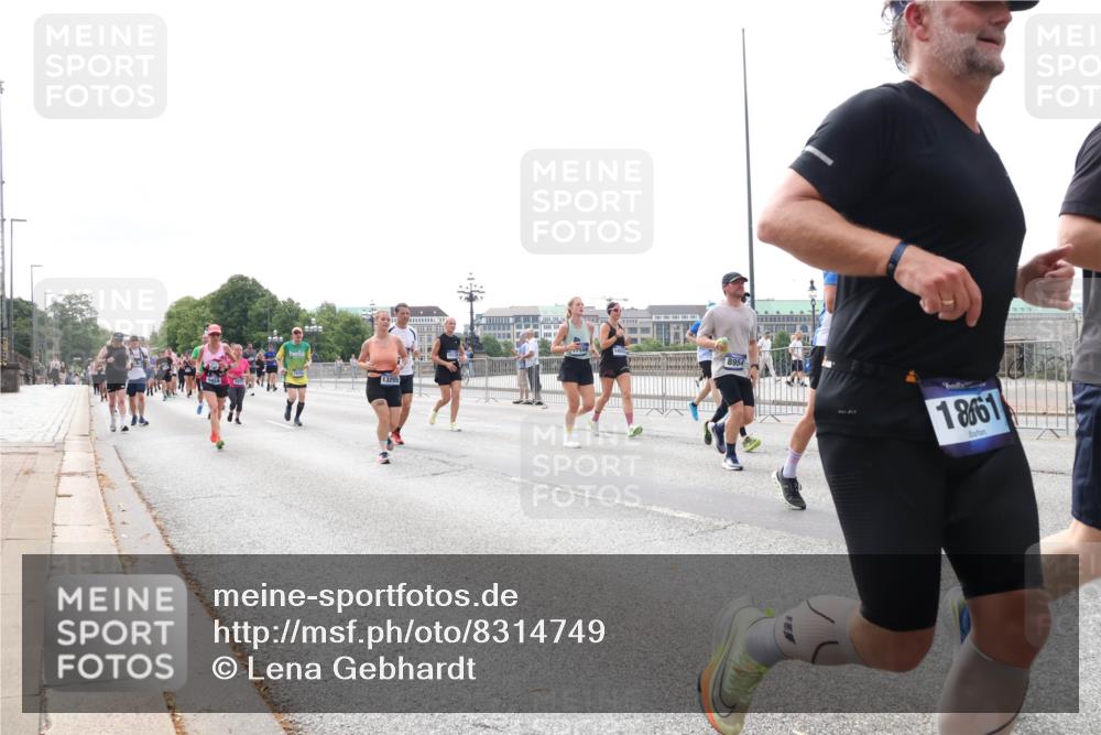 29.06.2025 - hella hamburg halbmarathon Lena Gebhardt http://msf.ph/oto/8314749 29.06.2025 10:22:15 Lombardsbrücke 13255, 8954, 1861, 1003, 1158, 1187, 1191, 1250, 1294, 1419, 1598, 1958, 1963, 2009, 2022, 2063, 2172, 2315, 2351, 2353, 2514, 2529, 2744, 3050, 3108, 3172, 3430, 3457, 3458, 3511, 3606, 3768, 3910, 3946, 3995, 4046, 4113, 4114, 4131, 4289, 4366, 4556, 4559, 4829, 4969, 4970, 5079, 5641, 5838, 6030, 6048, 6049, 6303, 6307, 6347, 6676, 6805, 6820, 6826, 6881, 6977, 7075, 7097, 7162, 7672, 7794, 8431, 8511, 8855, 8860, 8884, 8954, 8959, 9002, 9062 meine-sportfotos.de
