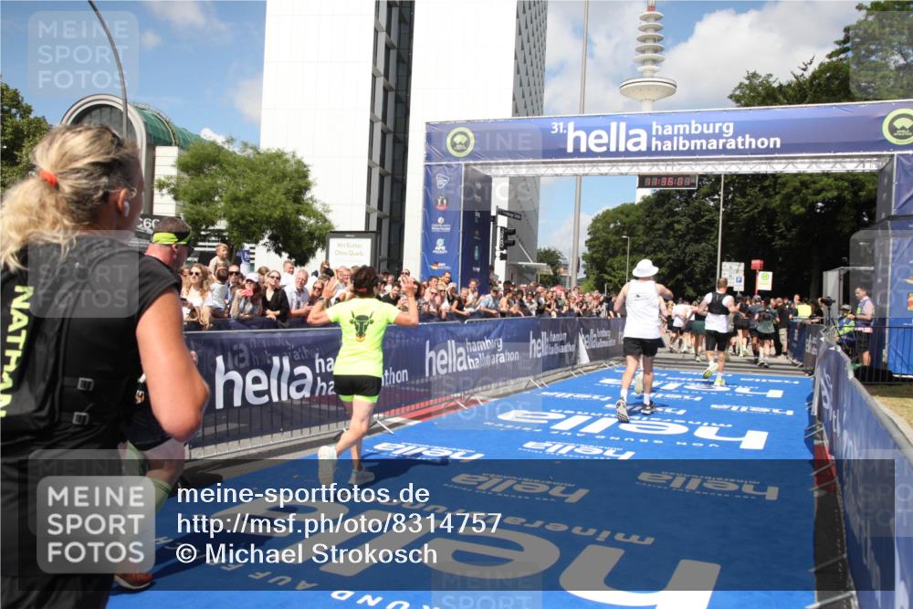 29.06.2025 - hella hamburg halbmarathon Michael Strokosch http://msf.ph/oto/8314757 29.06.2025 11:35:59 Ziel 1597, 4333, 6905, 7707, 8839, 13241, 14930, 15078, 17349, 18917, 18978 meine-sportfotos.de