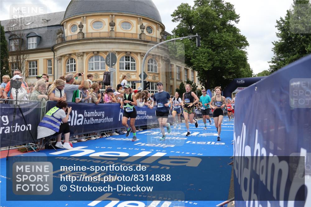 29.06.2025 - hella hamburg halbmarathon Strokosch-Dieckow http://msf.ph/oto/8314888 29.06.2025 10:57:40 Ziel 1239, 1715, 1719, 1972, 2034, 2606, 2652, 5391, 5457, 5458, 7833, 10133, 10599, 12440, 12774, 13523, 14571, 14737, 14951, 15217, 15220, 16418, 17201, 17455, 17769, 17814, 18388, 18508, 18727, 18985 meine-sportfotos.de