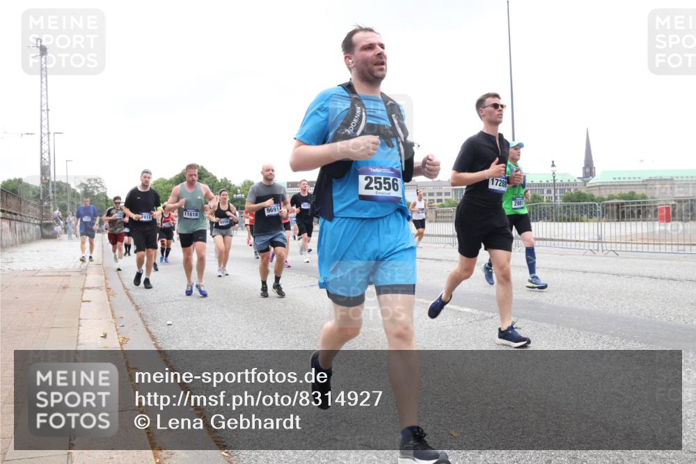 29.06.2025 - hella hamburg halbmarathon Lena Gebhardt http://msf.ph/oto/8314927 29.06.2025 10:47:07 Lombardsbrücke 11618, 9691, 9050, 7073, 2556, 17288, 2981, 1073, 1185, 1286, 1363, 1371, 1375, 1463, 1523, 1593, 1607, 1704, 1720, 1961, 1999, 2162, 2211, 2320, 2327, 2537, 2555, 2556, 2665, 2981, 3277, 3406, 3407, 3734, 3823, 4184, 4202, 4239, 4296, 4325, 4342, 4483, 4806, 4895, 5111, 5114, 5700, 5796, 5895, 5953, 6485, 6496, 6740, 6879, 6995, 7073, 7412, 7430, 7431, 7630, 7631, 7827, 8105, 8131, 8486, 8553, 8684, 8706, 8915, 8953, 8967, 9018, 16987 meine-sportfotos.de