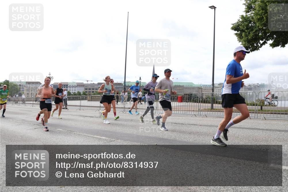 29.06.2025 - hella hamburg halbmarathon Lena Gebhardt http://msf.ph/oto/8314937 29.06.2025 10:22:16 Lombardsbrücke 19154, 13255, 7556, 176, 8954, 1003, 1158, 1187, 1191, 1250, 1294, 1419, 1598, 1958, 1963, 2009, 2022, 2063, 2172, 2315, 2351, 2353, 2514, 2744, 3050, 3108, 3172, 3430, 3457, 3458, 3511, 3606, 3768, 3910, 3946, 3995, 4046, 4113, 4114, 4131, 4289, 4366, 4556, 4559, 4829, 4969, 4970, 5079, 5641, 5838, 6030, 6048, 6049, 6303, 6307, 6347, 6676, 6820, 6826, 6881, 6977, 7075, 7097, 7162, 7672, 7794, 8431, 8511, 8855, 8860, 8884, 8954, 8959, 9002, 9062 meine-sportfotos.de