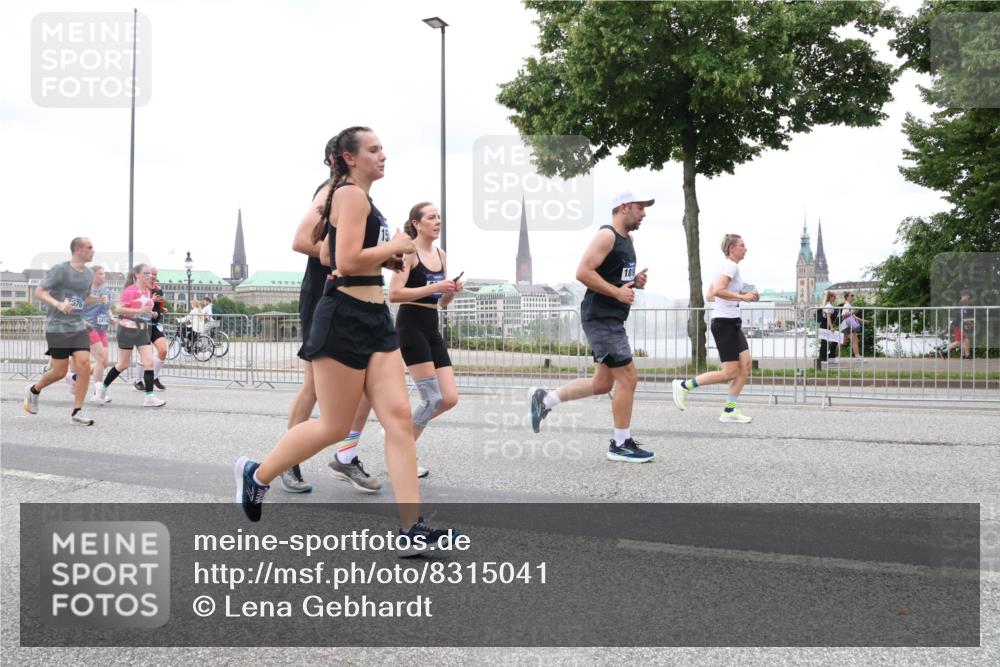 29.06.2025 - hella hamburg halbmarathon Lena Gebhardt http://msf.ph/oto/8315041 29.06.2025 10:56:46 Lombardsbrücke 2376, 1474, 18, 1047, 1113, 1207, 2143, 2307, 2887, 2915, 2932, 2991, 3348, 3387, 3418, 3438, 3485, 3516, 3517, 3520, 3614, 3675, 3676, 3953, 3987, 4094, 4118, 4568, 4569, 4773, 5237, 5438, 5589, 5693, 5757, 5911, 5944, 6284, 6348, 6349, 6690, 7090, 7307, 7381, 7416, 7417, 7711, 7964, 8108, 8150, 8197, 8606, 8766, 8939, 8943, 9172, 9210, 9298, 9299, 9383, 9910, 9948, 9953, 10555, 10569, 10571 meine-sportfotos.de