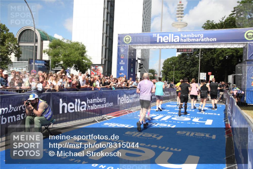 29.06.2025 - hella hamburg halbmarathon Michael Strokosch http://msf.ph/oto/8315044 29.06.2025 11:36:11 Ziel 1979, 2815, 5027, 5611, 5733, 6854, 6867, 6869, 7324, 8391, 11699, 11811, 12812, 16874, 17385, 17587, 17996 meine-sportfotos.de