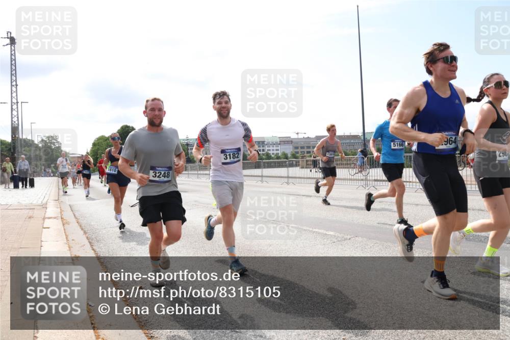 29.06.2025 - hella hamburg halbmarathon Lena Gebhardt http://msf.ph/oto/8315105 29.06.2025 10:12:32 Lombardsbrücke 1610, 3248, 3182, 5166, 964, 298, 1062, 1249, 1610, 1785, 1790, 1850, 1851, 1939, 2531, 2661, 2891, 2963, 2964, 3182, 3248, 3262, 3746, 4453, 4499, 4554, 5150, 5166, 5176, 5597, 5598, 6822, 6871, 6966, 7014, 7474, 7907, 8917, 8971, 9253, 9254, 9405, 9705, 10581, 10685, 11025, 11509, 11525, 11581, 12456, 13566, 13816, 14060, 14196, 14313, 14540, 14863, 14868, 14869, 15012, 15137, 15369, 16379, 16473, 16826, 16911, 17061, 17994, 18178, 18429, 18493, 18655 meine-sportfotos.de