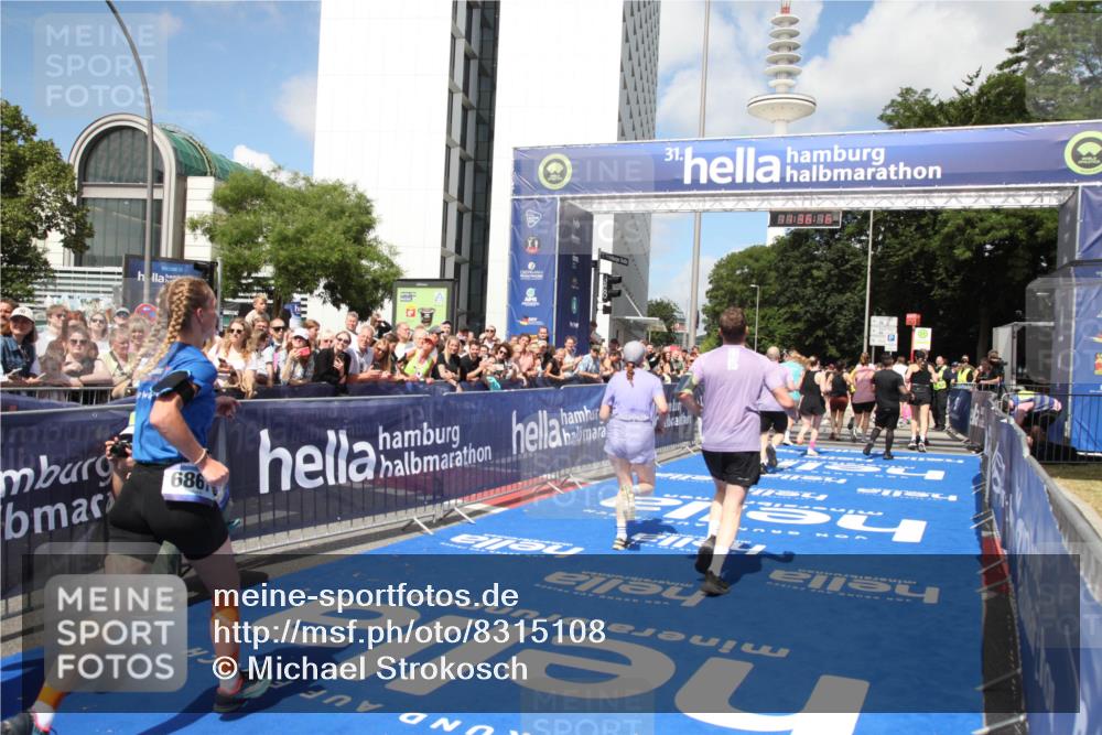 29.06.2025 - hella hamburg halbmarathon Michael Strokosch http://msf.ph/oto/8315108 29.06.2025 11:36:13 Ziel 1979, 5027, 5611, 5733, 6717, 6854, 6867, 6869, 7324, 8391, 11699, 11811, 15994, 17587, 17996 meine-sportfotos.de