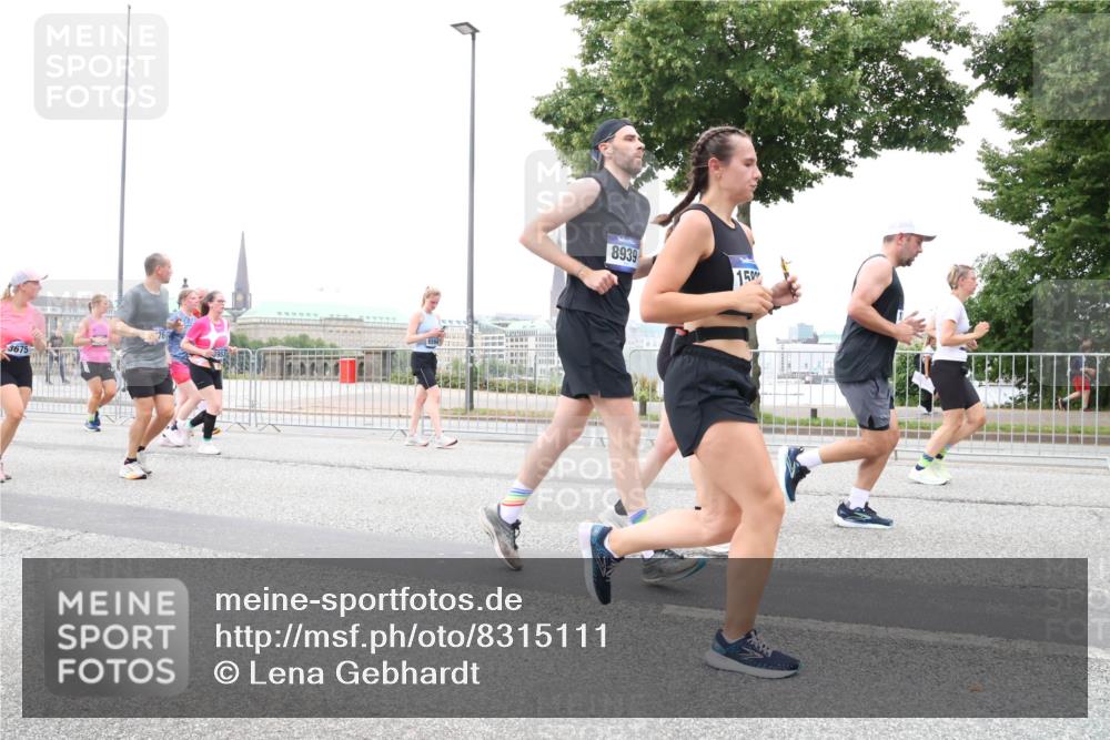 29.06.2025 - hella hamburg halbmarathon Lena Gebhardt http://msf.ph/oto/8315111 29.06.2025 10:56:46 Lombardsbrücke 3675, 8939, 150, 1047, 1113, 1207, 2143, 2307, 2887, 2915, 2932, 2991, 3348, 3387, 3418, 3438, 3485, 3516, 3517, 3520, 3614, 3675, 3676, 3953, 3987, 4094, 4118, 4568, 4569, 4773, 5237, 5438, 5589, 5693, 5757, 5911, 5944, 6284, 6348, 6349, 6690, 7090, 7307, 7381, 7416, 7417, 7711, 7964, 8108, 8150, 8197, 8606, 8766, 8939, 8943, 9172, 9210, 9298, 9299, 9383, 9910, 9948, 9953, 10555, 10569, 10571 meine-sportfotos.de