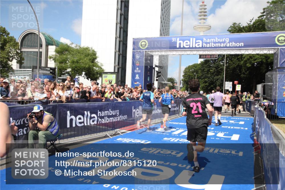 29.06.2025 - hella hamburg halbmarathon Michael Strokosch http://msf.ph/oto/8315120 29.06.2025 11:36:15 Ziel 1979, 4540, 5611, 5733, 6717, 6854, 6867, 6869, 7324, 8391, 11699, 11811, 15994, 17587, 17996 meine-sportfotos.de