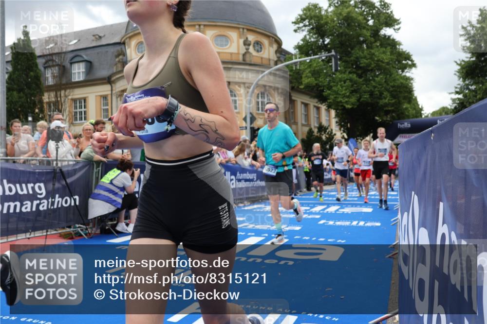 29.06.2025 - hella hamburg halbmarathon Strokosch-Dieckow http://msf.ph/oto/8315121 29.06.2025 10:57:43 Ziel 1715, 1719, 1972, 2034, 2606, 2806, 5391, 7269, 7833, 10133, 10599, 10703, 12440, 12523, 12774, 13523, 14737, 14951, 15217, 15220, 16418, 16517, 17201, 17455, 17769, 17814, 18388, 18492, 18508, 18727, 18985 meine-sportfotos.de