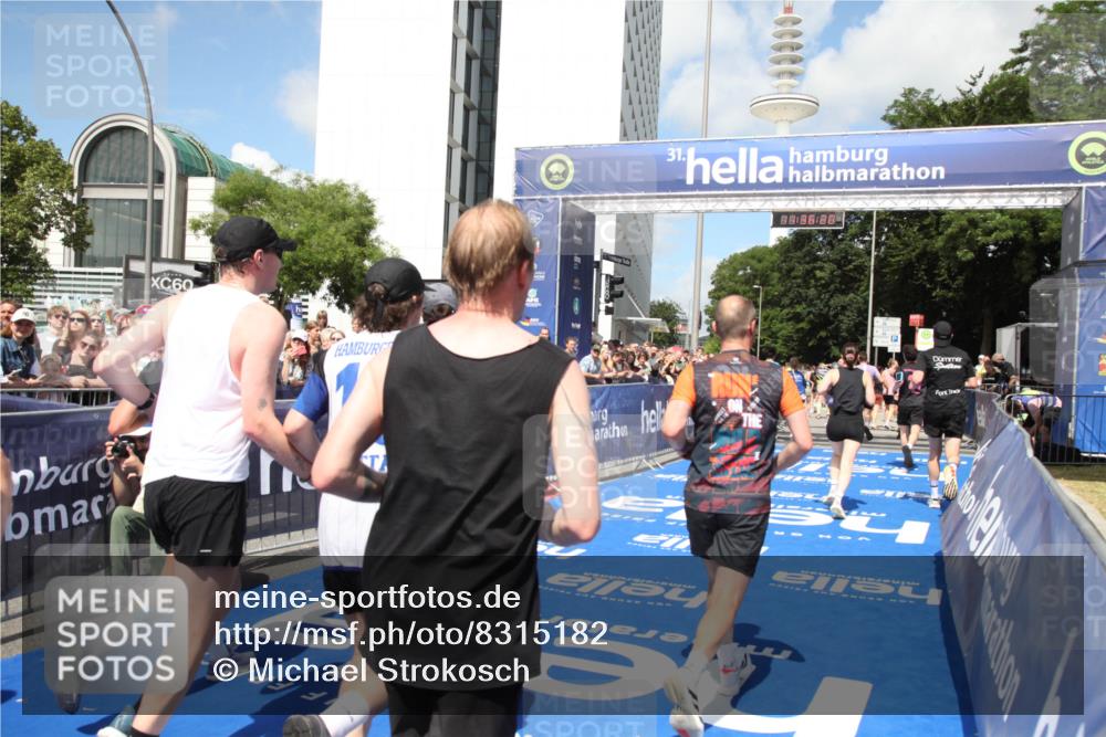 29.06.2025 - hella hamburg halbmarathon Michael Strokosch http://msf.ph/oto/8315182 29.06.2025 11:36:18 Ziel 1979, 3741, 4540, 4802, 6717, 6867, 8391, 9471, 12463, 12770, 12775, 13473, 13653, 13789, 14158, 15281, 15994, 16702, 16796, 17587, 18361 meine-sportfotos.de