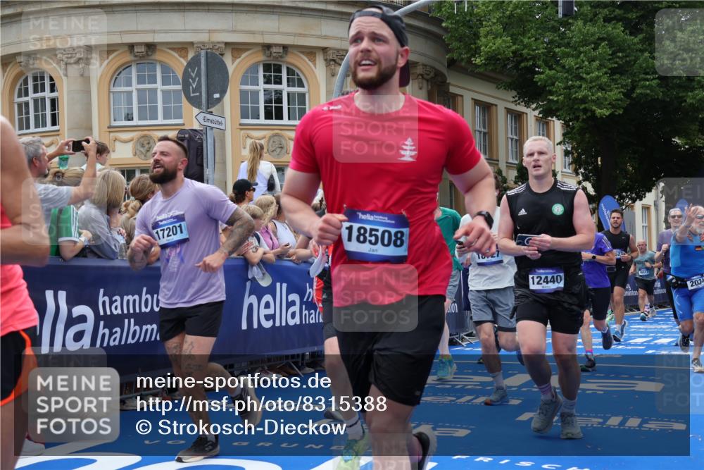 29.06.2025 - hella hamburg halbmarathon Strokosch-Dieckow http://msf.ph/oto/8315388 29.06.2025 10:57:46 Ziel 1715, 1719, 1972, 2034, 2806, 2883, 5391, 7138, 7269, 7833, 9820, 10133, 10599, 10703, 12440, 12523, 12774, 13376, 13523, 14737, 15217, 16418, 16517, 17201, 17455, 17543, 18388, 18492, 18508, 18727, 18985 meine-sportfotos.de