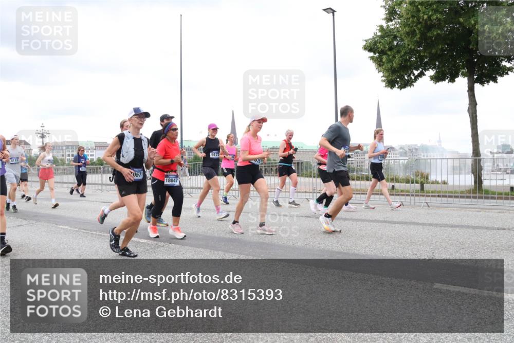 29.06.2025 - hella hamburg halbmarathon Lena Gebhardt http://msf.ph/oto/8315393 29.06.2025 10:56:48 Lombardsbrücke 4118, 0571, 18047, 9172, 1047, 1113, 1207, 2143, 2307, 2871, 2887, 2915, 2932, 2991, 3348, 3387, 3418, 3438, 3470, 3485, 3516, 3517, 3520, 3614, 3675, 3676, 3953, 3987, 4094, 4118, 4241, 4568, 4569, 4773, 5237, 5438, 5589, 5693, 5911, 5944, 6284, 6348, 6349, 6690, 6981, 7090, 7307, 7381, 7416, 7417, 7711, 7964, 8039, 8108, 8150, 8197, 8546, 8606, 8766, 8939, 8943, 9172, 9210, 9298, 9299, 9383, 9910, 10555, 10569, 10571 meine-sportfotos.de